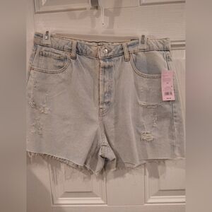 Women's shorts. Distressed with pockets. 17" long.